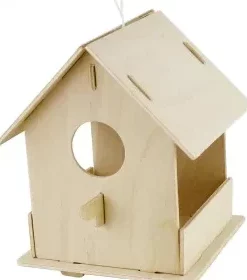 Vogelhaus mit Gravur aus massivem Holz für individuelle Gartengestaltung mit persönlicher Note