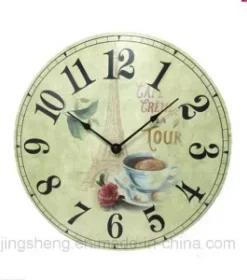 Wanduhr mit Gravur aus Holz für ein natürliches Wohnambiente