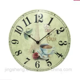 Wanduhr mit Gravur aus Holz für ein natürliches Wohnambiente