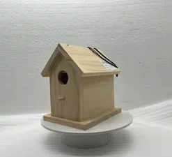 Handgefertigtes Vogelhaus mit Namensgravur für stilvolle Dekoration im Außenbereich