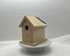 Handgefertigtes Vogelhaus mit Namensgravur für stilvolle Dekoration im Außenbereich