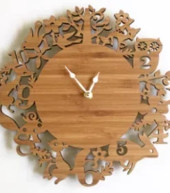 Personalisierte Funkwanduhr mit Familiennamen und Datum