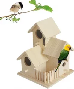 Ein Vogelhaus mit Gravur ist weit mehr als nur ein Futterplatz für Meisen, Spatzen & Co. Es ist ein stilvolles Element der Gartengestaltung, ein Statement für Nachhaltigkeit und kann mit einer liebevollen Personalisierung auch ein ganz besonderes Geschenk sein. Unser Vogelhaus aus massivem Holz mit individueller Gravur vereint natürliche Materialien, funktionales Design und ästhetische Handwerkskunst in einem Produkt. Wir fertigen das Vogelhäuschen aus hochwertigem, wetterfestem Holz wie Fichte, Lärche oder Eiche. Jedes Stück wird in unserer Werkstatt von Hand verarbeitet, geschliffen und auf Wunsch mit einer Gravur Ihrer Wahl personalisiert. Ob Namen, Initialen, ein Spruch oder ein grafisches Motiv – wir bringen Ihre Idee dauerhaft per Lasergravur auf das Dach oder die Front des Vogelhauses. Das Vogelhaus ist wahlweise als Nistkasten oder Futterstation erhältlich und eignet sich hervorragend für den Einsatz auf dem Balkon, im Garten, an Bäumen, Wänden oder Geländern. Die durchdachte Konstruktion bietet heimischen Wildvögeln Schutz, Komfort und Nahrung, während Sie Ihren Außenbereich dekorativ bereichern. Anwendungsbereiche: Garten- und Balkondekoration Tierfreundliche Gestaltung von Naturflächen Geschenkidee für Naturfreunde, Kinder & Senioren Firmengeschenke mit Gravurlogo Hochzeits- oder Geburtstagsgeschenk mit Namen & Datum Vorteile auf einen Blick: 💚 Handgefertigt aus natürlichem Holz ✍️ Individuelle Gravur auf Wunsch (z. B. Namen, Logo, Motiv) 🦜 Wetterfest und langlebig 🛍️ Einzigartiges Geschenk für jede Jahreszeit 🧓 Fördert den Artenschutz und die Artenvielfalt im Garten Produktdetails: Material: Massivholz (z. B. Lärche, Fichte, Eiche) Maße: ca. 25×25×30 cm (je nach Modell) Farbe: Natur, lasiert oder farbig bemalt Befestigung: Aufhängung oder Bodenständer möglich Extras: Regen- und UV-Schutz durch Ölung/Lackierung Personalisierung & Gravur: Ihre individuelle Gravur erfolgt wahlweise: auf dem Dach auf der Frontplatte auf einer Holzplakette Designbeispiele: "Willkommen im Garten der Familie Müller" "Hier wohnt Familie Meise" "Für Opa Franz zum Geburtstag 2025" Firmenlogo oder einfache Grafiken (SVG, PDF) Warum ein graviertes Vogelhaus verschenken? Ein personalisiertes Vogelhaus ist ein emotionales, nützliches und nachhaltiges Geschenk, das in Erinnerung bleibt. Ob als Weihnachtsgeschenk, zur Einweihung, als Hochzeitsdeko oder für sich selbst: Es zeigt Liebe zur Natur und Individualität. Es regt Kinder zur Beobachtung der Tierwelt an, verschönert Terrassen, Gärten oder Balkone und bietet gleichzeitig kleinen Wildvögeln Schutz vor Wind, Regen und Raubtieren. Jetzt bestellen – nachhaltig und persönlich! Nutzen Sie unser Anfrageformular oder senden Sie uns Ihre Gravurwünsche direkt per Nachricht. Wir erstellen auf Wunsch ein digitales Vorschau-Mockup und beginnen nach Ihrer Freigabe mit der Anfertigung. Rabatte für Sammelbestellungen, Hochzeiten, Firmenkunden möglich.