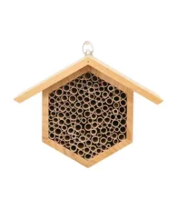 Vogelhaus mit floraler Gravur für stilvolle Gartenmomente mit persönlicher Note