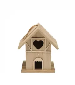 Vogelhaus mit Familiennamen graviert perfekt für Hochzeitsfeiern im Grünen