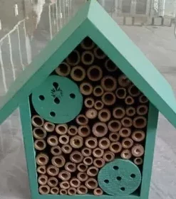 Dekoratives Vogelhäuschen mit fein gravierter Plakette für liebevolle Geschenke