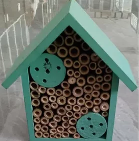 Dekoratives Vogelhäuschen mit fein gravierter Plakette für liebevolle Geschenke