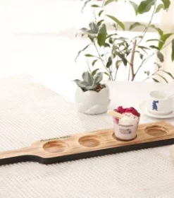 Tablett mit Datum und Namen graviert