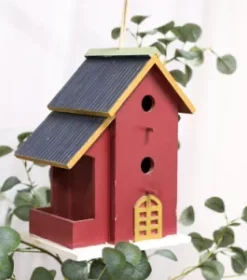 Personalisierbares Vogelhaus mit Namensschild und wetterfester Oberfläche für ganzjährige Nutzung