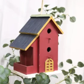 Personalisierbares Vogelhaus mit Namensschild und wetterfester Oberfläche für ganzjährige Nutzung