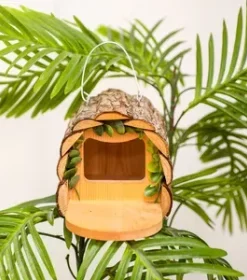 Handgemachtes Vogelhaus mit Gravur als Unikat für den Eingangsbereich oder den Hof