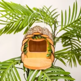 Handgemachtes Vogelhaus mit Gravur als Unikat für den Eingangsbereich oder den Hof