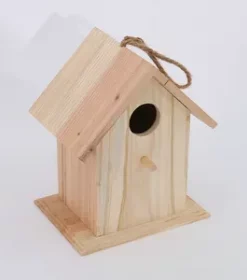 Hochwertiges Vogelhaus mit Gravur aus FSC-zertifiziertem Holz umweltfreundlich und langlebig