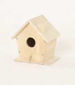 Großes Vogelhaus mit gravierten Details für dekorative Nutzung oder Vogelbeobachtung