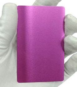 Karte mit satinierter Oberfläche und Gravur