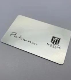 Individuelle Metallkarte mit QR-Code und Logo