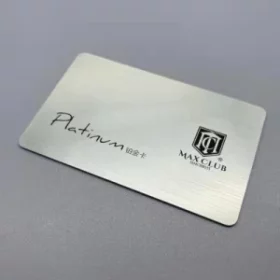 Individuelle Metallkarte mit QR-Code und Logo