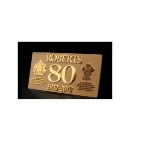 Karte aus Metall mit Textgravur und Logo