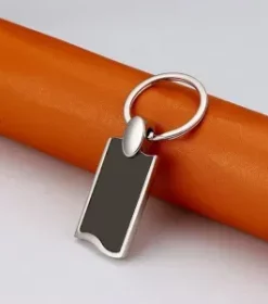 Minimalistischer Schlüsselanhänger aus Metall