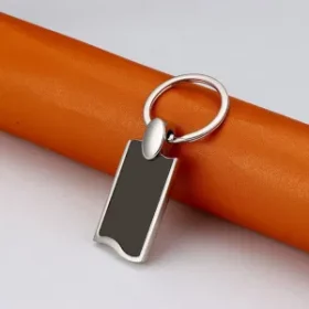 Minimalistischer Schlüsselanhänger aus Metall