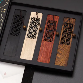 Kreatives Lesezeichen mit Lasergravur und filigranem Design