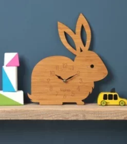 Geschenkidee: Wanduhr mit persönlicher Widmung und eleganter Gravur