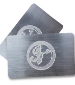 Minimalistische VIP-Karte aus gebürstetem Metall