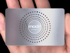 Metallkarte im Kreditkartenformat mit Gravur