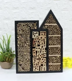 Bunt lackiertes Vogelhaus mit Kontrastgravur ideal für Kinder oder farbenfrohe Gärten