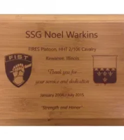 Graviertes Holzschild als Geschenk zur Einweihung