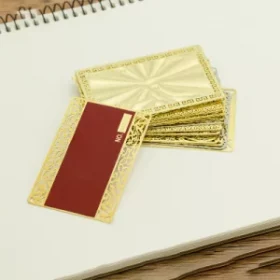 Elegante Metallkarte mit gebürstetem Finish