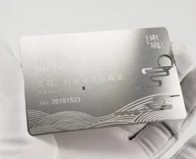 Einladung aus Aluminium mit Firmenlogo