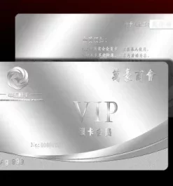 Visitenkarte mit Branding auf silbernem Metall