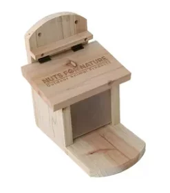 Graviertes Designer-Vogelhaus mit architektonischem Flair für moderne Gärten