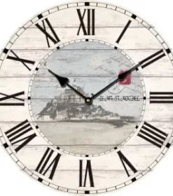 Dekorative Wandgestaltung mit individuell gravierter Uhr