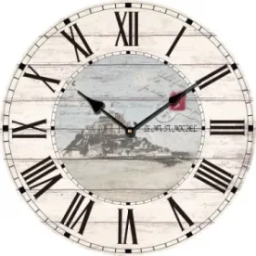 Dekorative Wandgestaltung mit individuell gravierter Uhr