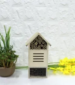 Naturbelassenes Vogelhaus mit individueller Gravur als kreatives Geschenk aus Holz