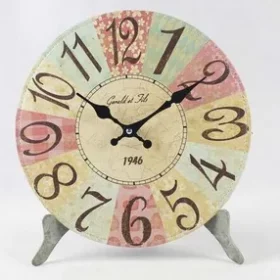 Wanduhr mit Acrylplatte und hochwertiger Gravur im modernen Stil