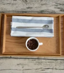 Graviertes Holztablett für Wein und Käse