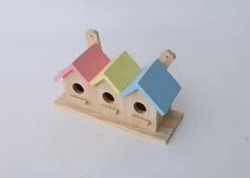 Individuell gestaltetes Vogelhaus mit Gravur und Wetterschutz für ganzjährigen Einsatz