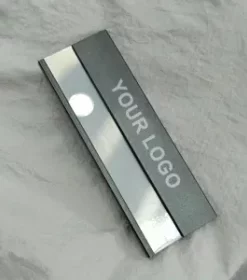 Vielseitig einsetzbares Namensschild mit UV-Druck und optionaler Hintergrundfarbe zur Markenanpassung