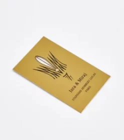 Visitenkarte mit feinem Laserschnitt in Metall