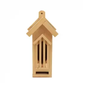 Kunstvolles Vogelhaus mit Gravur als dekorativer Mittelpunkt in Gartenanlagen oder Parks