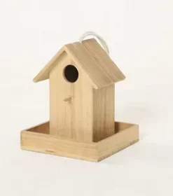 Sonderanfertigung Vogelhaus mit individueller Gravur für besondere Projekte oder Kundenwünsche