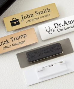 Schlichtes und stilvolles Namensschild mit minimalistischer Gravur und individuellem Format