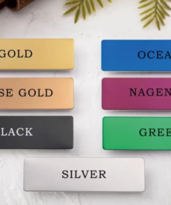 Exklusives Namensschild aus Echtholz mit eingraviertem Zitat oder Slogan ideal für persönliche Note