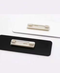 Namensschild mit Gravur auf gebürstetem Aluminium und farbigem Firmenlogo für starke Markenpräsenz