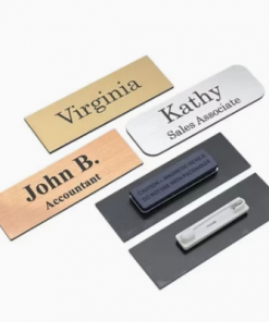 Robustes Namensschild aus Edelstahl mit gefrästem Namen und Titel für maximale Beständigkeit