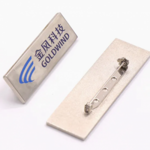 Elegantes Namensschild aus Aluminium mit polierter Oberfläche und dezenter Namensgravur