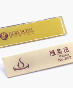 Namensschild mit eingraviertem Titel Namen und optionalem QR-Code zur digitalen Visitenkarte